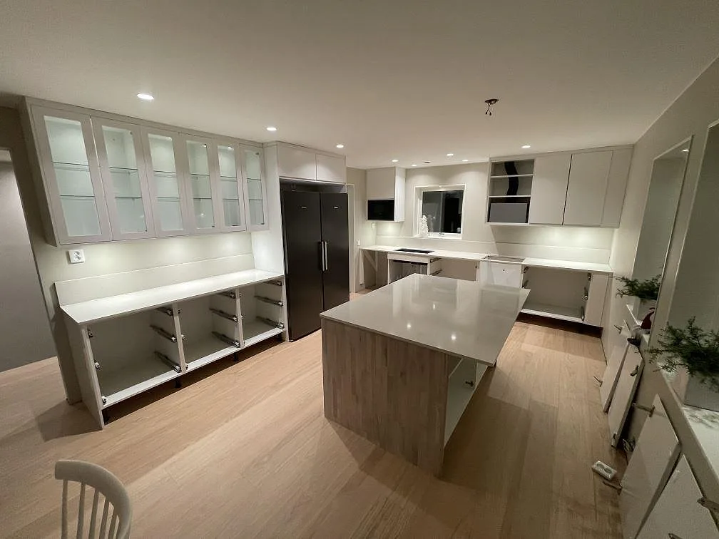 Köksbänkskiva och köksö i polerad Silestone Linen Cream, 20 mm komposit, i ett kök under montering i Falun.