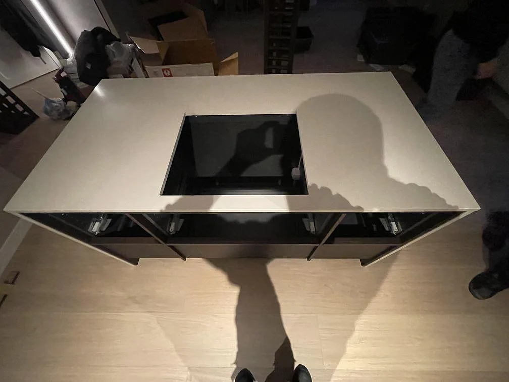 Topvy över köksö med polerad kompositsten Silestone Linen Cream och öppning för häll i Hägersten.