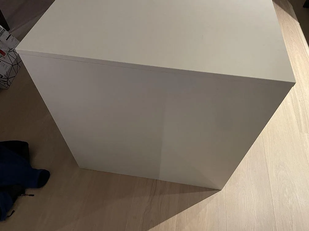Sidovy av köksö klädd med polerad Silestone Linen Cream i ett kök i Hägersten.