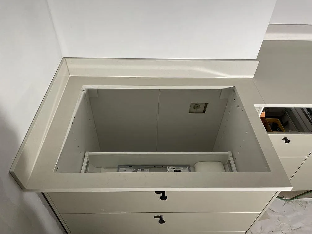 Detalj av förberedd öppning i en köksbänkskiva av polerad Silestone Linen Cream med 12 mm stänkskydd i Stockholm.
