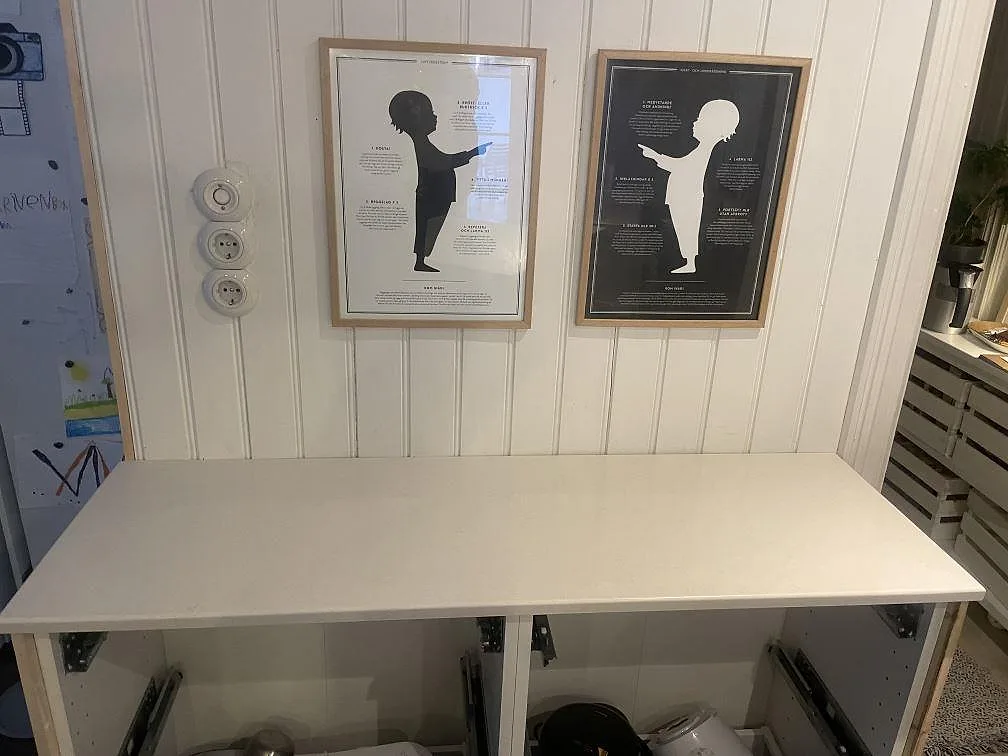 Bänkskiva i Silestone Linen Cream, polerad, mot vit pärlspontvägg med öppna stommar under montering i ett kök i Värmdö.