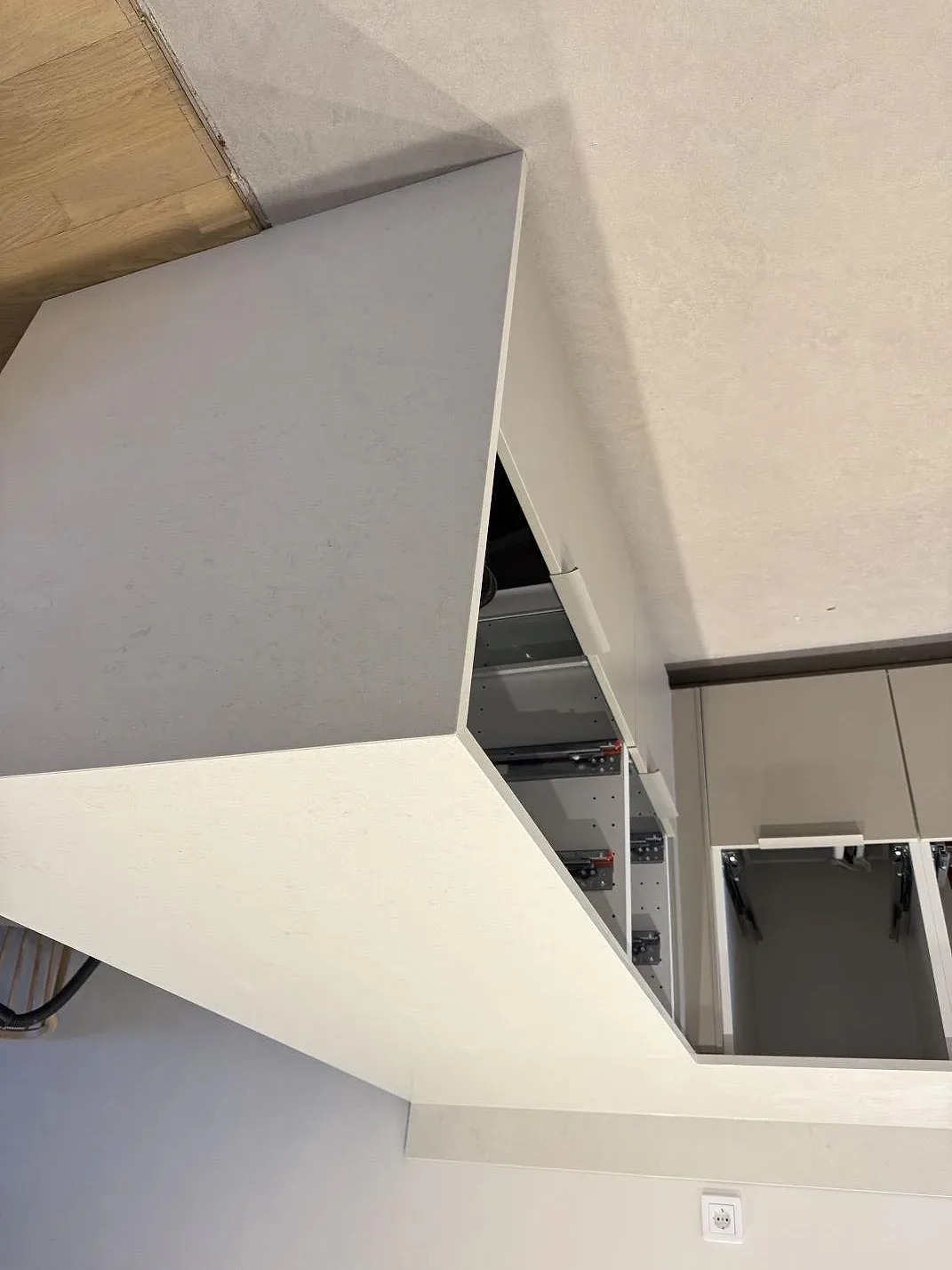 Översikt av installerad Silestone Linen Cream bänkskiva i vinkel med polerad yta och ljusa köksstommar i Vintrie.