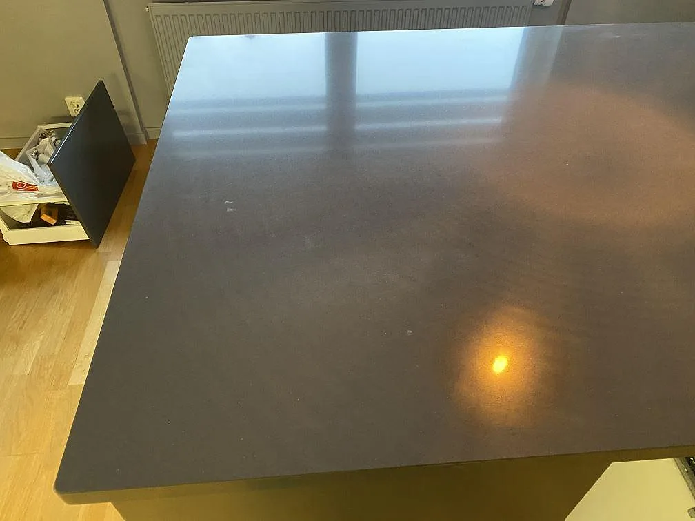 Polerad köksbänkskiva i antracitgrå Silestone Marengo sedd ovanifrån i ett kök i Falkenberg.