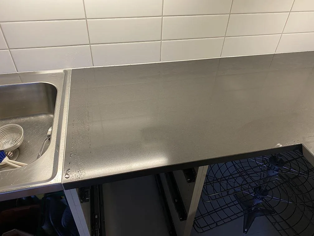 Underlimmad rostfri diskho i mörkgrå Silestone Marengo köksbänkskiva, polerad, i ett kök i Falkenberg.