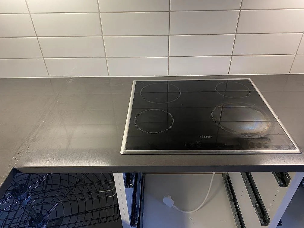 Infälld Bosch-häll i polerad Silestone Marengo köksbänkskiva i antracitgrått i ett kök i Falkenberg.