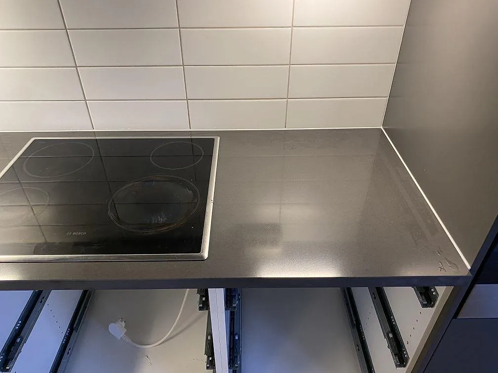Polerad Silestone Marengo köksbänkskiva i kvartskomposit med infälld häll i ett kök i Falkenberg.