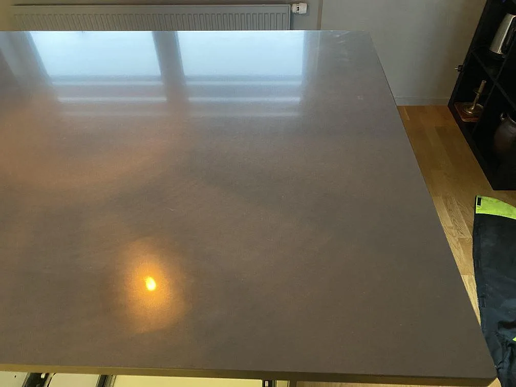 Mörk Silestone Marengo köksbänkskiva i kvartskomposit, polerad yta med fönsterreflektion, i ett kök i Falkenberg.