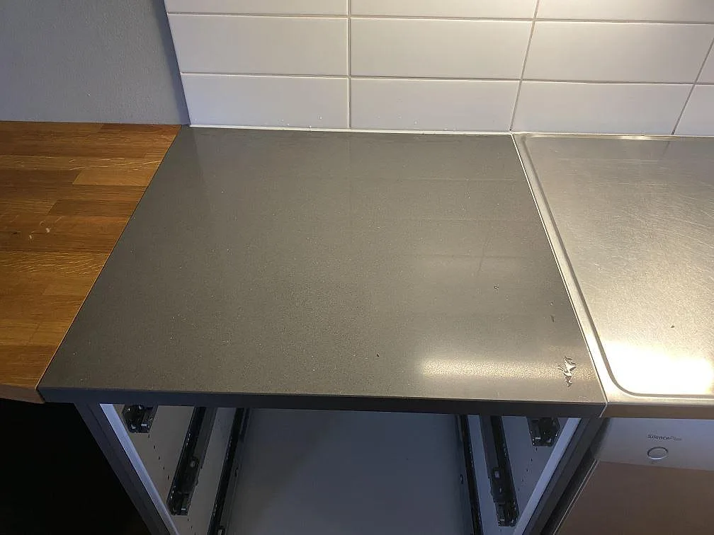Mörkgrå Silestone Marengo köksbänkskiva, polerad, ovanifrån mot vitt kakel i ett kök i Falkenberg.