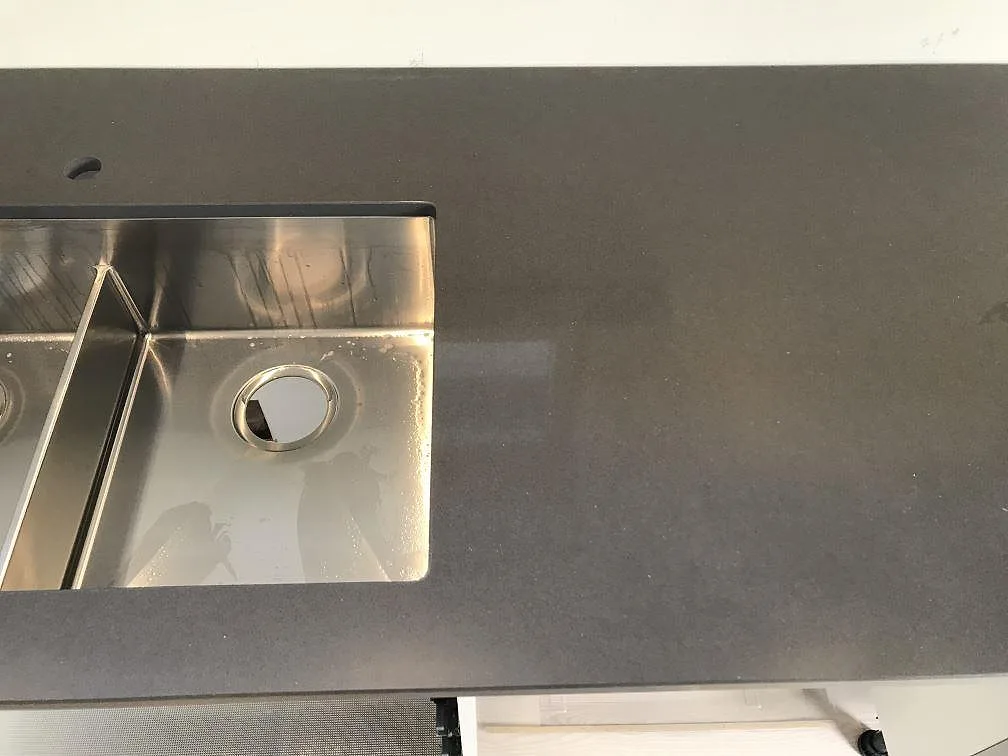 Köksbänkskiva i Silestone Marengo med dubbel underlimmad rostfri diskho i ett kök i Nyhamnsläge.