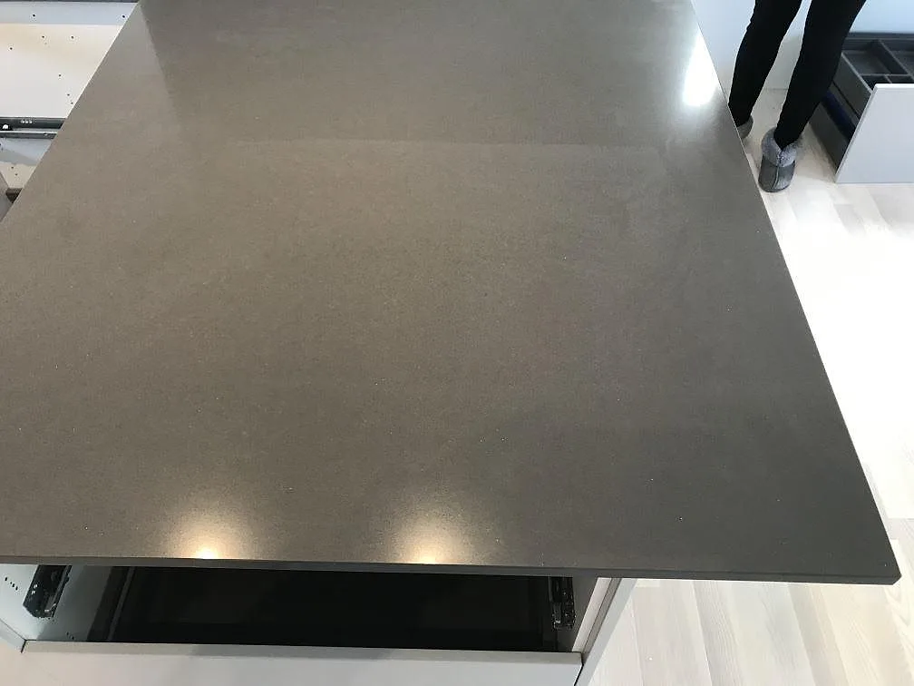 Bänkskiva i mörkgrå Silestone Marengo med två underlimmade rostfria diskhoar och utskurna hål för blandare i Nyhamnsläge.