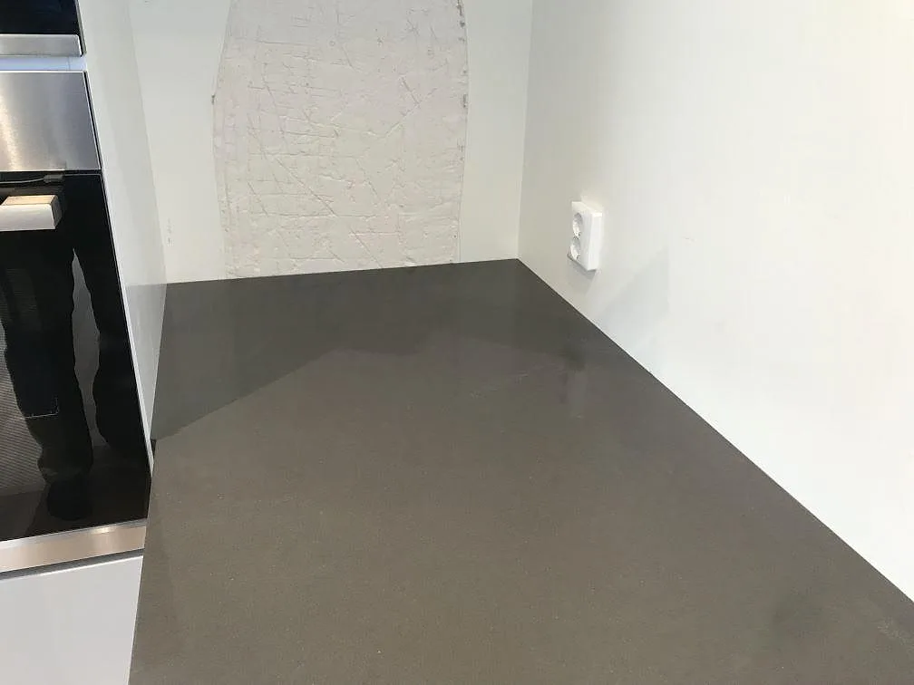Köksbänkskiva i Silestone Marengo med synlig polerad spegling och fin kvartsstruktur i Nyhamnsläge.