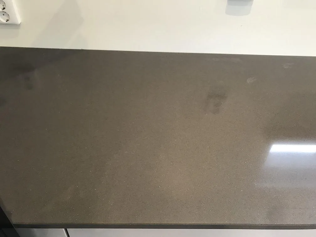 Polerad köksbänkskiva i Silestone Marengo monterad mot vägg i ett kök i Nyhamnsläge.