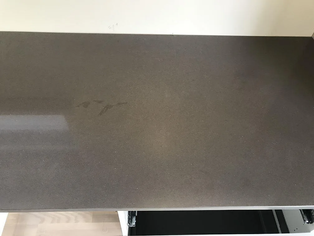 Närbild på den polerade ytan av en köksbänkskiva i Silestone Marengo i ett kök i Nyhamnsläge.
