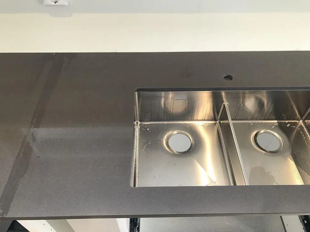 Mörkgrå köksbänkskiva i Silestone Marengo monterad i ett kök i Nyhamnsläge.