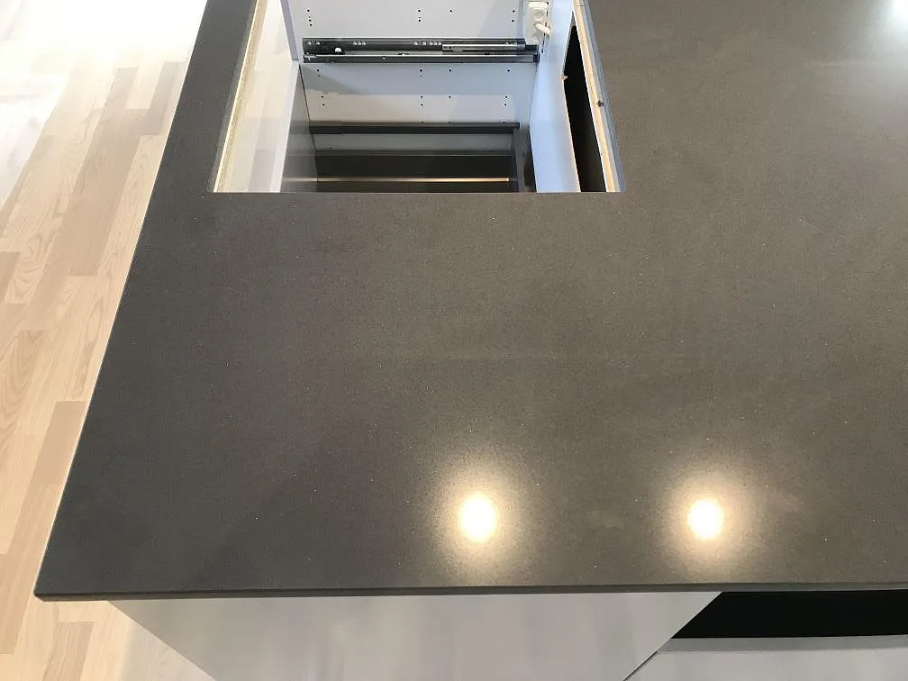 Köksö i Silestone Marengo med polerad yta och utskuren öppning för låda, fotograferad uppifrån i ett kök i Nyhamnsläge.