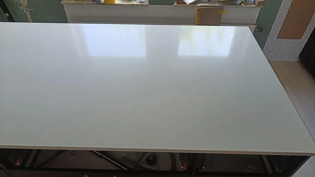 Närbild på polerad Silestone Miami Vena över köksö med ljusreflexer i ett kök i bunkeflostrand.
