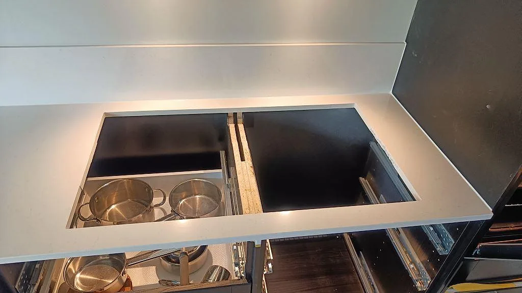Detalj av polerad Silestone Miami Vena med utskärning och stänkkant vid spisområdet i bunkeflostrand.