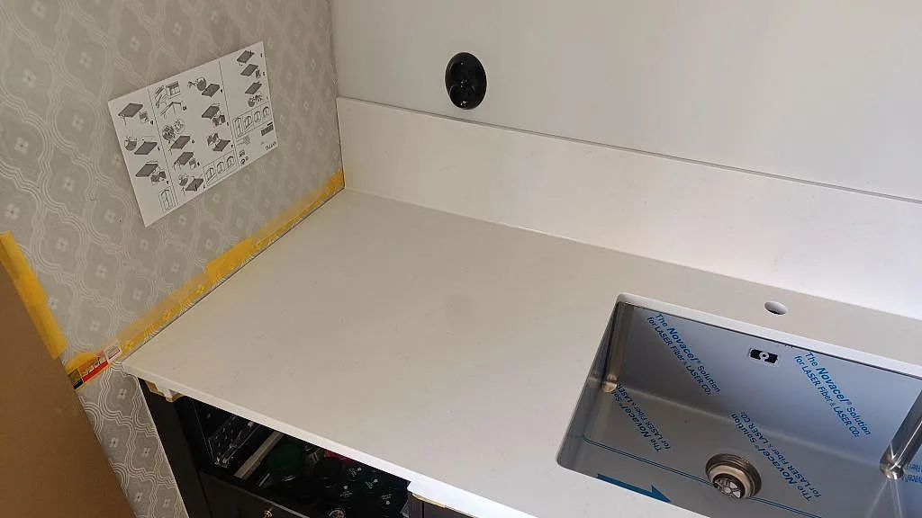Polerad Silestone Miami Vena med diskho och stänkkant vid en väggbänk under köksmontering i bunkeflostrand.