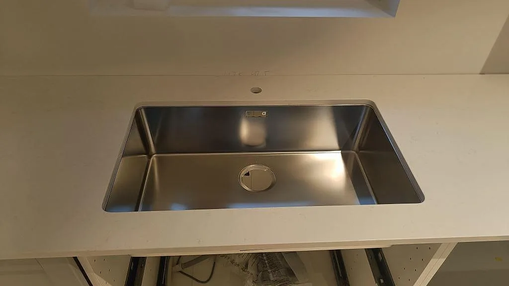 Rostfri diskho monterad under en 20 mm polerad Silestone Miami Vena köksbänkskiva i Höllviken.
