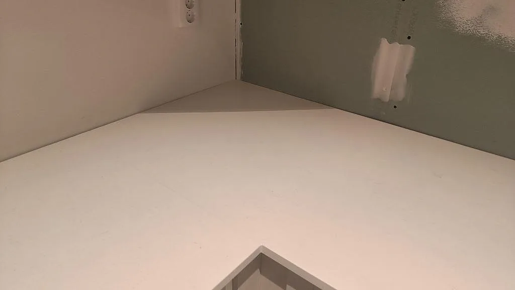 Närbild av hörn och ådring i polerad Silestone Miami Vena på köksbänkskiva i Höllviken.
