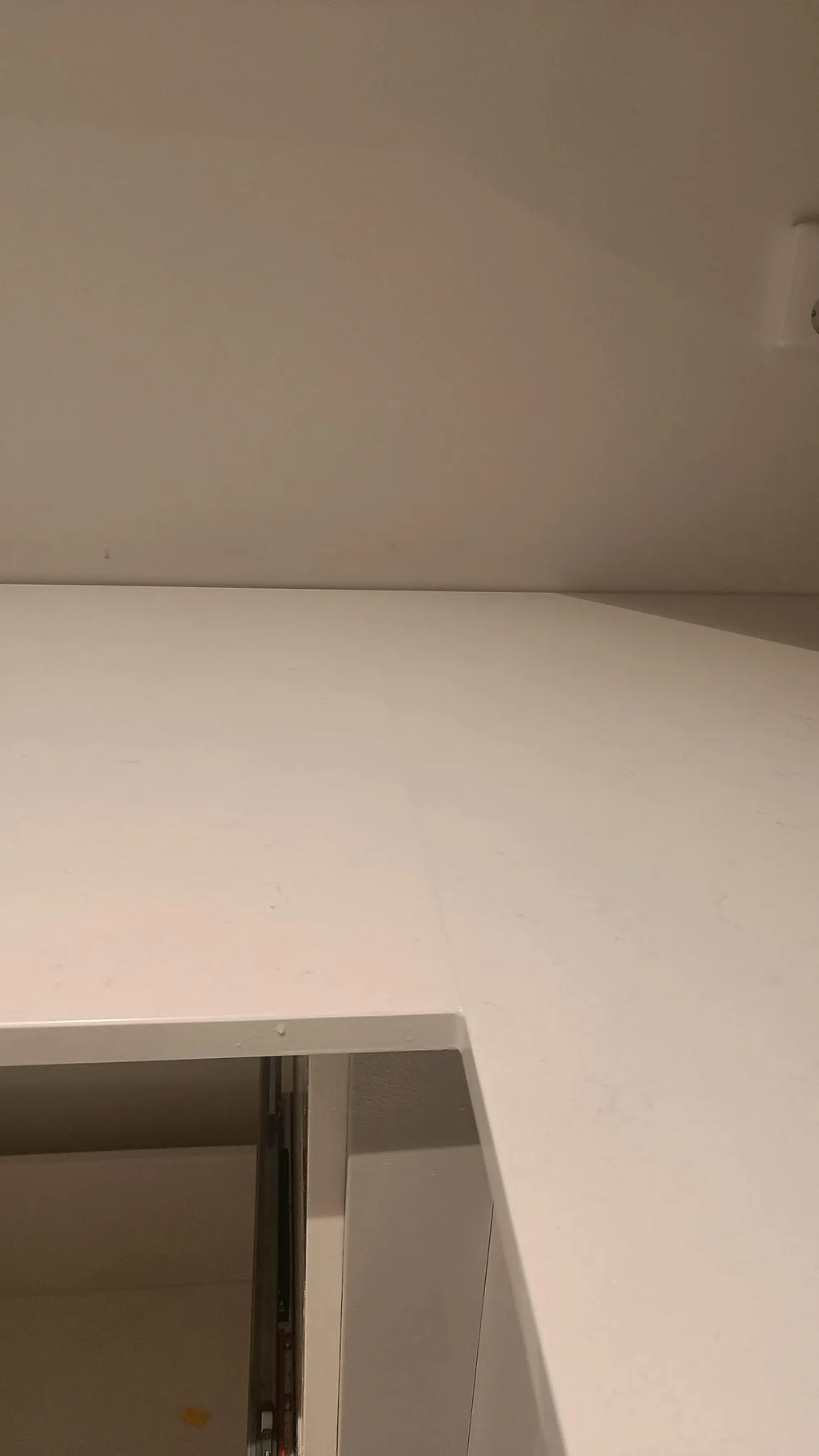 Vertikal närbild av hörnskarv i polerad Silestone Miami Vena köksbänkskiva i Höllviken.
