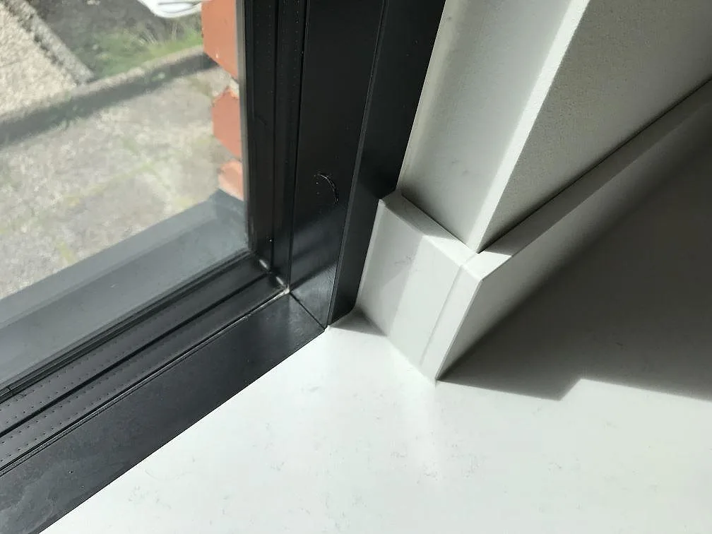 Fönsterbänk i vit Silestone Miami Vena med fin grå ådring vid fönsterkarm i ett kök i Karlshamn.
