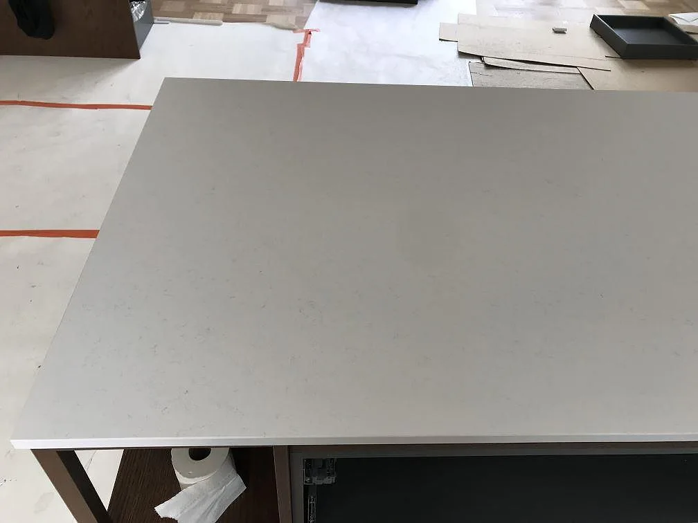 Topdown av polerad bänkskiva i vit Silestone Miami Vena med diskret grå ådring i ett kök i Karlshamn.