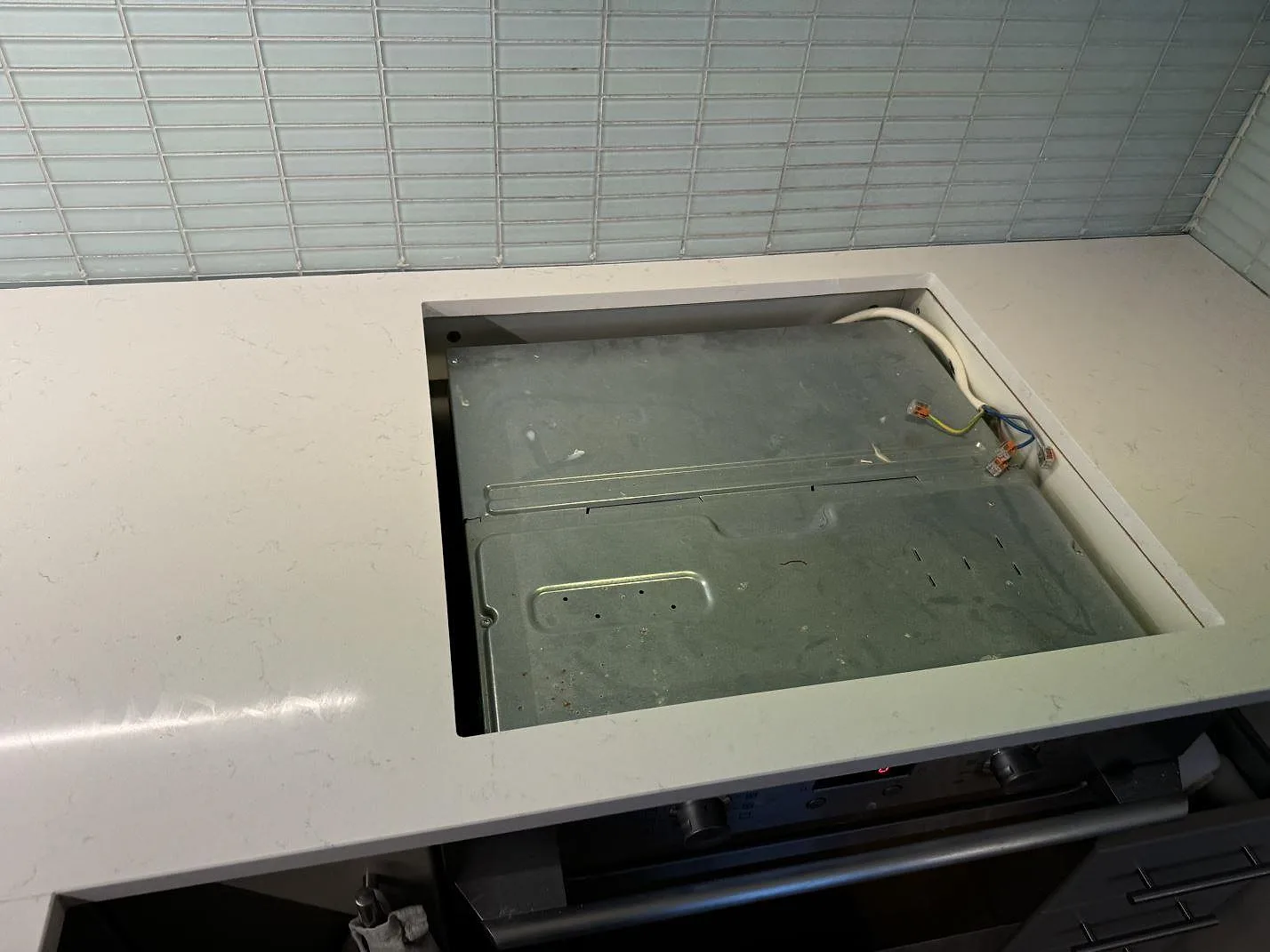 Polerad Silestone Miami Vena köksbänkskiva i Malmö med rektangulär öppning för spis eller häll under montering.