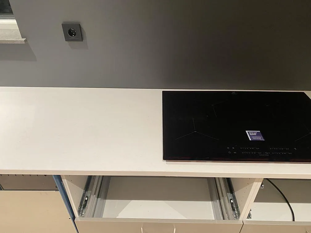 Polerad Silestone Miami Vena som köksbänkskiva med svart induktionshäll i ett kök under montering i Mariestad.