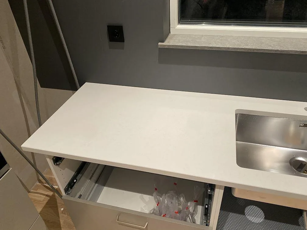 Ljus Silestone Miami Vena, polerad, som arbetsyta bredvid rostfri diskho i ett kök i Mariestad.
