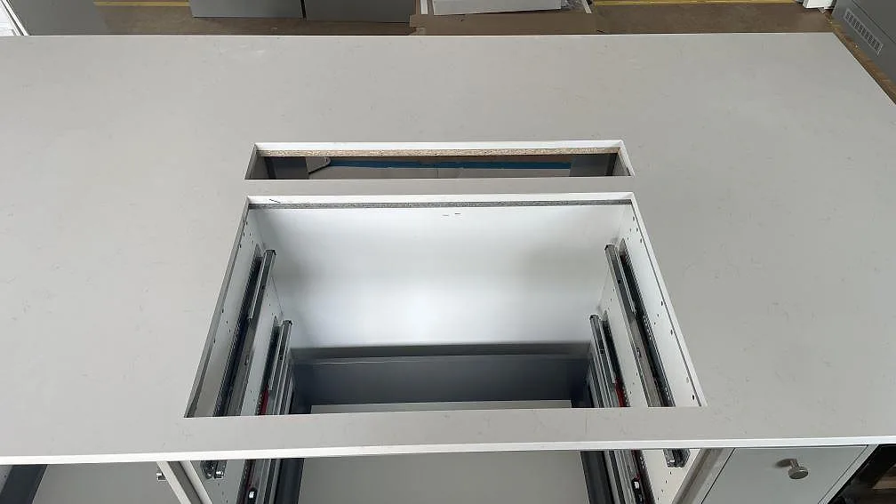 Topvy av köksö i polerad Silestone Miami Vena, vit kvartskomposit, med utskurna öppningar för installation i Mölndal.