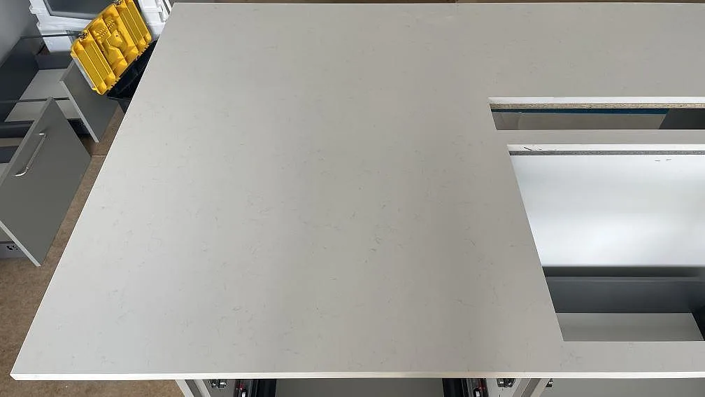 Närbild på den stora köksöns polerade Silestone Miami Vena med ljus ådring och installationsöppning i Mölndal.