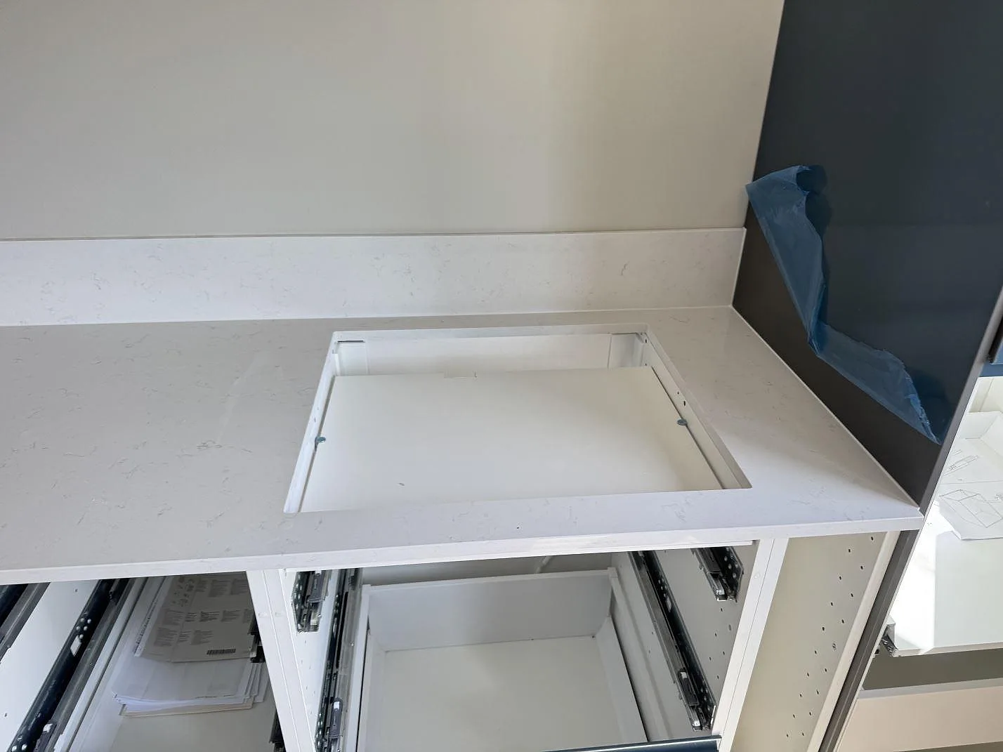 Detalj av polerad köksbänkskiva i Silestone Miami Vena med förberedd rektangulär öppning och låg stänkkant i Staffanstorp.