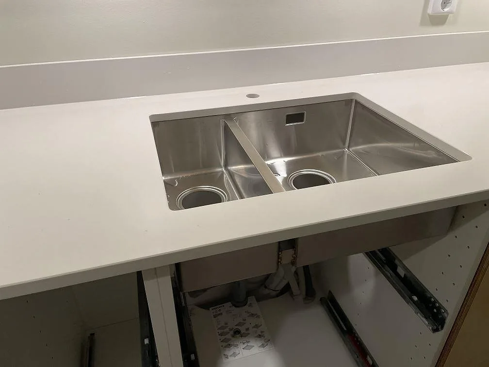 Underlimmad dubbel rostfri diskho monterad i vit polerad Silestone Miami White köksbänkskiva av komposit i Göteborg.