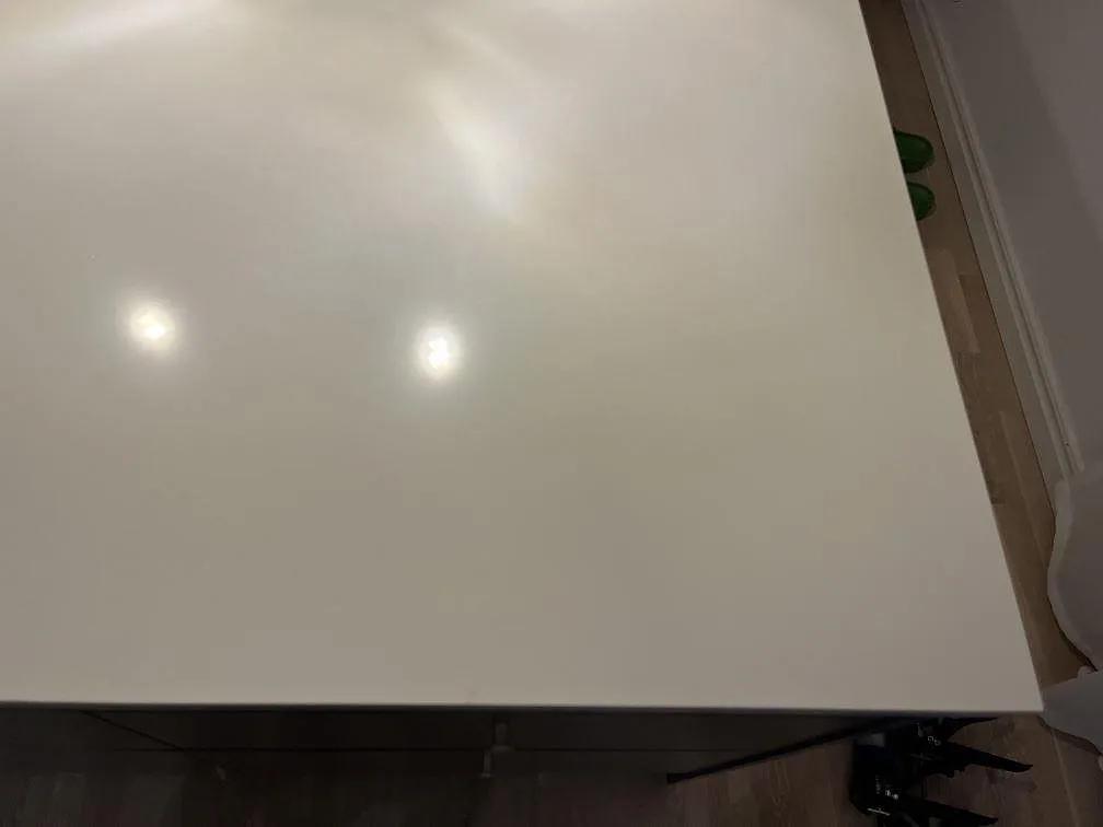 Polerad vit Silestone Miami White köksö sedd ovanifrån i ett kök i Jönköping.