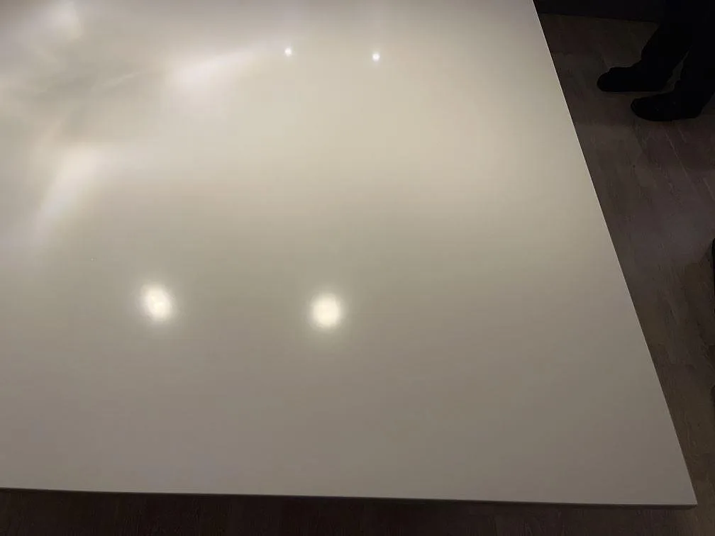 Stor polerad vit Silestone Miami White köksö ovanifrån i ett kök under inredning i Jönköping.