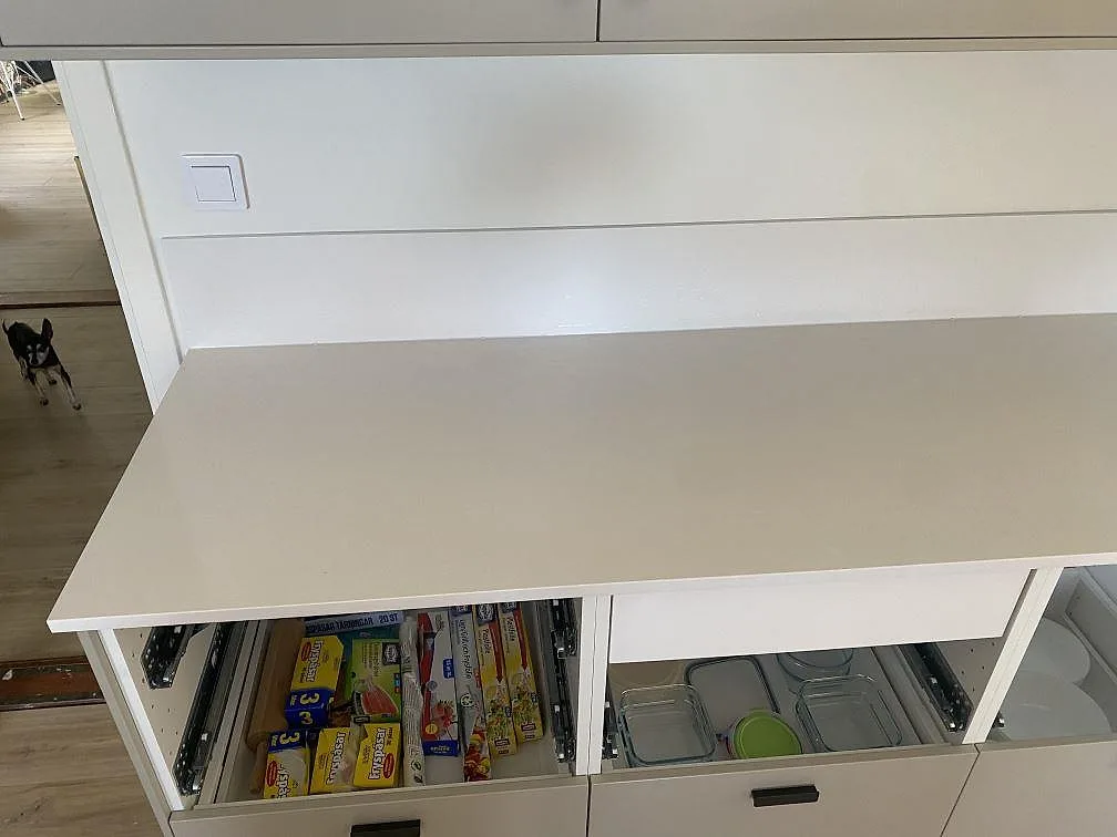 Vit köksbänkskiva i Silestone Miami White över öppna lådor under montering i ett kök i Påarp.
