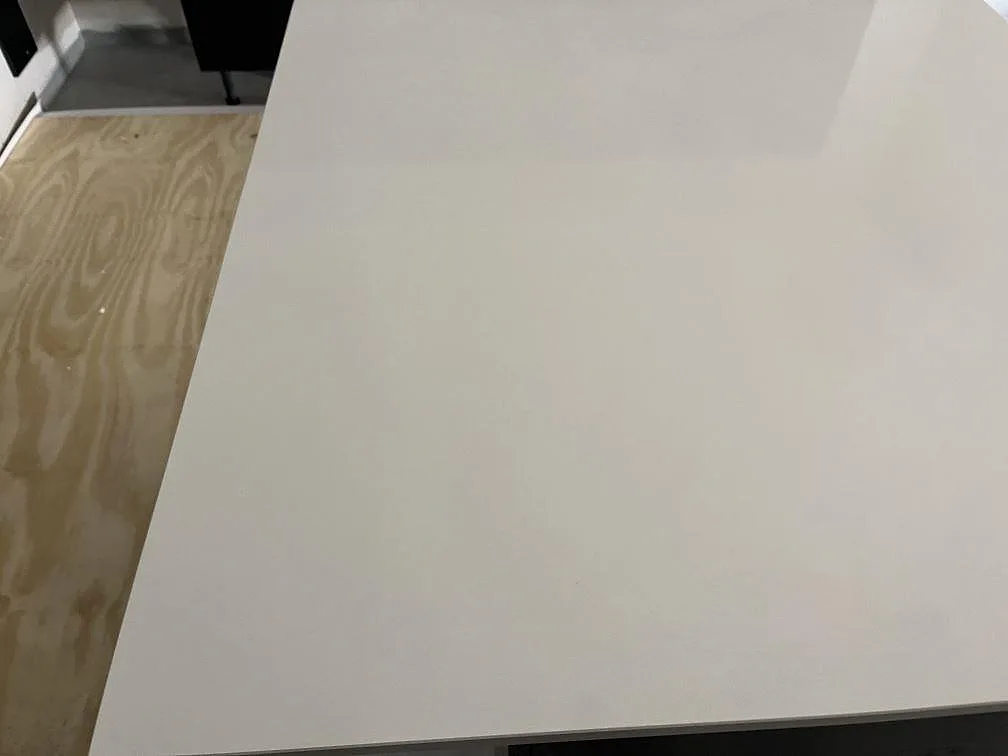 Närbild på den jämnvita ytan på en köksbänkskiva i Silestone Miami White i ett kök i Rockneby.