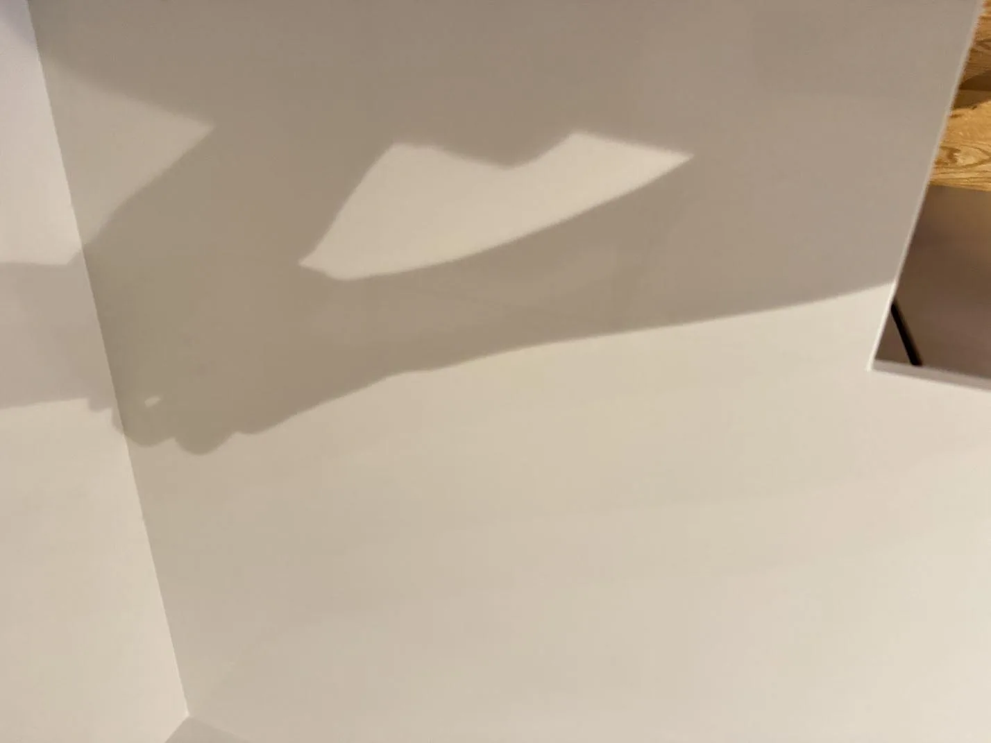 Närbild på den polerade ytan i Silestone Miami White vid ett urtag i köksbänkskivan i Växjö.