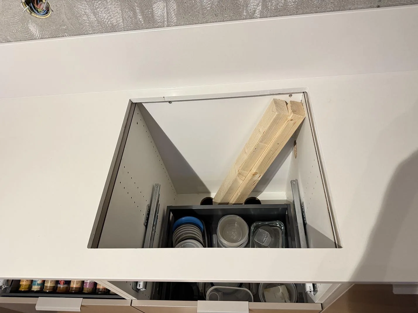 Närbild på rektangulärt urtag i köksbänkskiva av polerad Silestone Miami White i Växjö.