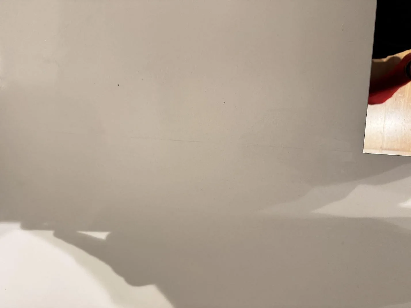 Ytbild av polerad Silestone Miami White med ett öppet urtag och tydlig reflektion i en köksbänkskiva i Växjö.