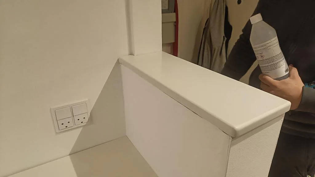 Närbild av vit Silestone Miami White på en peninsula med rundad kant i ett kök i Valby.