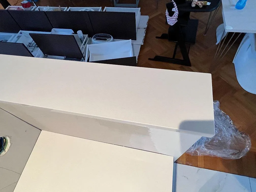 Köksbänkskiva i vit Silestone Miami White med underlimmad rostfri diskho, mitt under montering