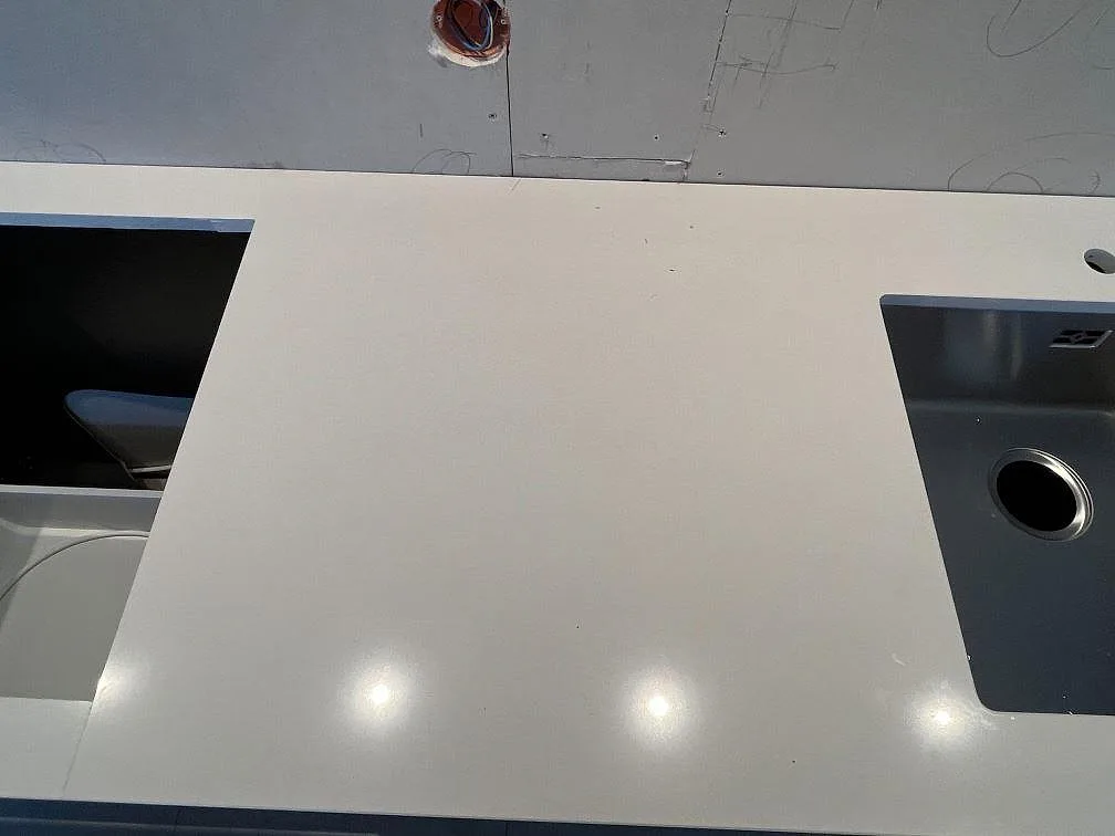 Underlimmad rostfri diskho i polerad vit Silestone Miami White köksbänkskiva i Varberg.