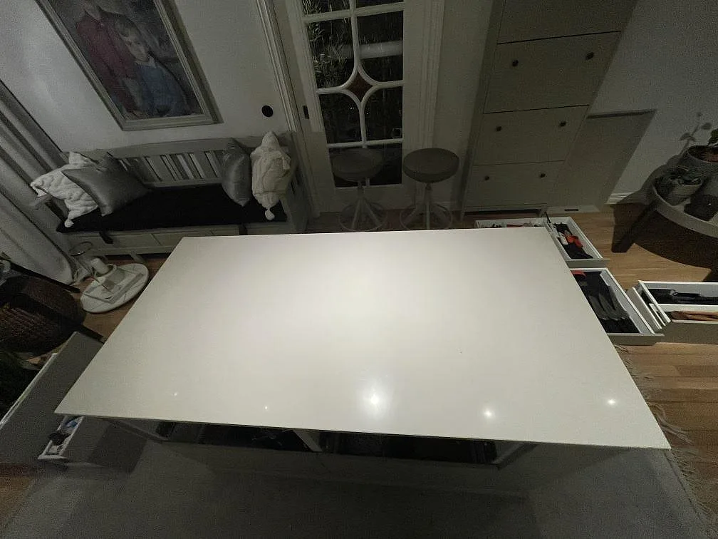 Köksö i vit Silestone Miami White, polerad, sedd uppifrån i ett kök i Vejbystrand under montering.
