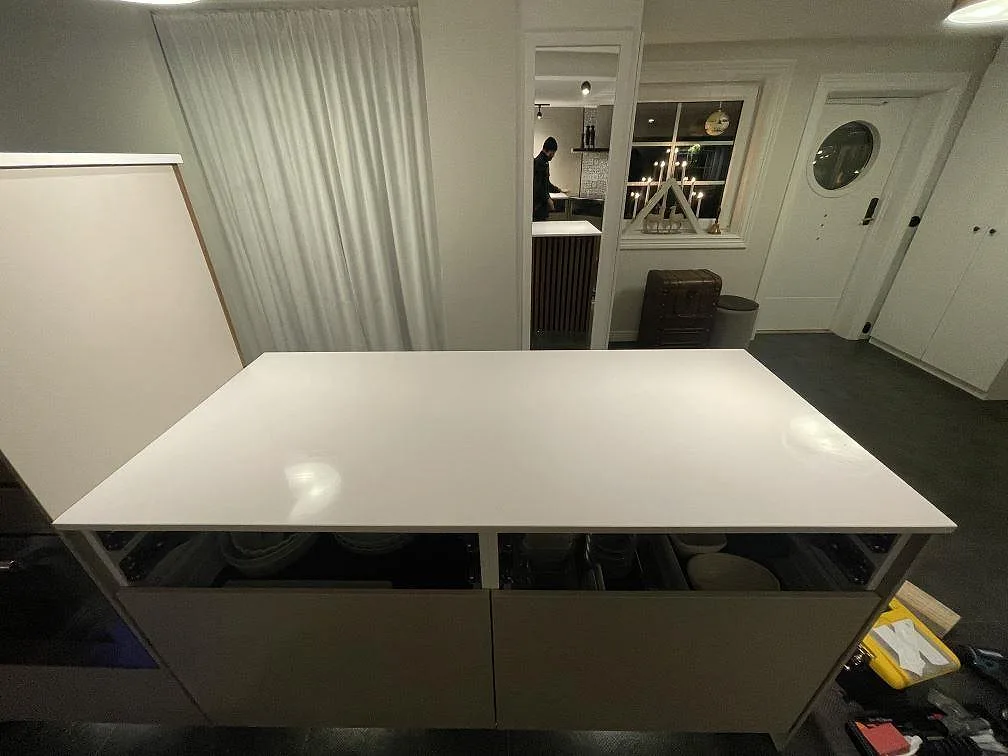 Köksö med köksbänkskiva i vit Silestone Miami White, polerad yta, i ett kök i Vejbystrand fotograferat under montering.