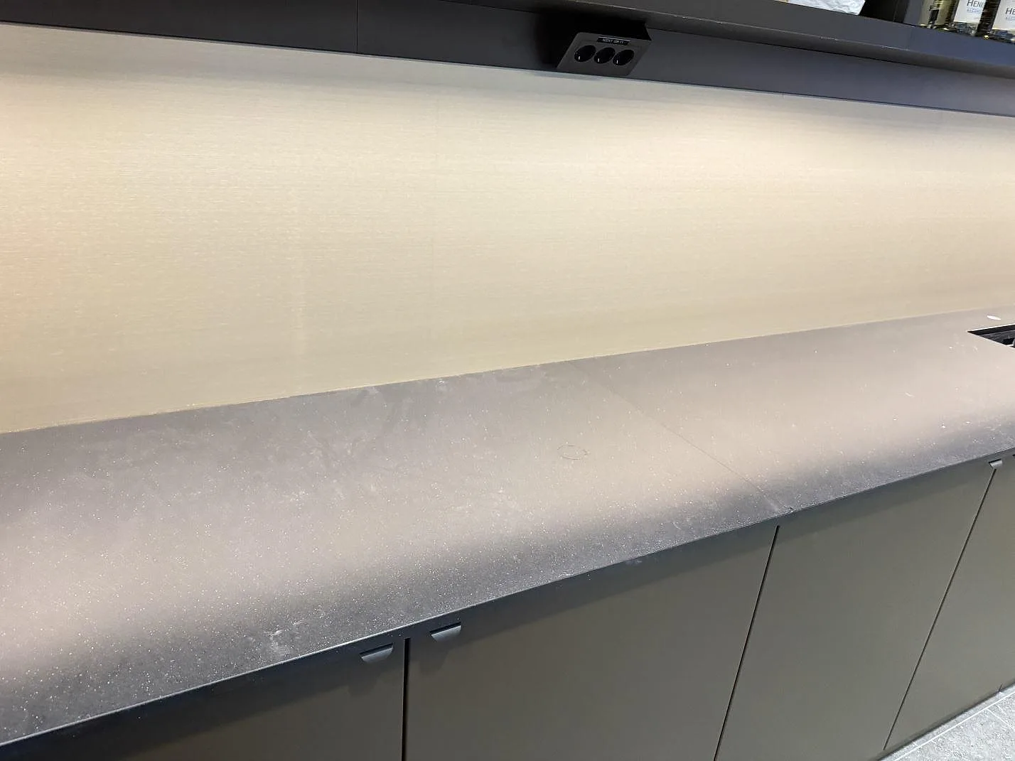 Lång köksbänkskiva i polerad Silestone Night Tebas, mörk komposit med finprickig yta i Mölndal.