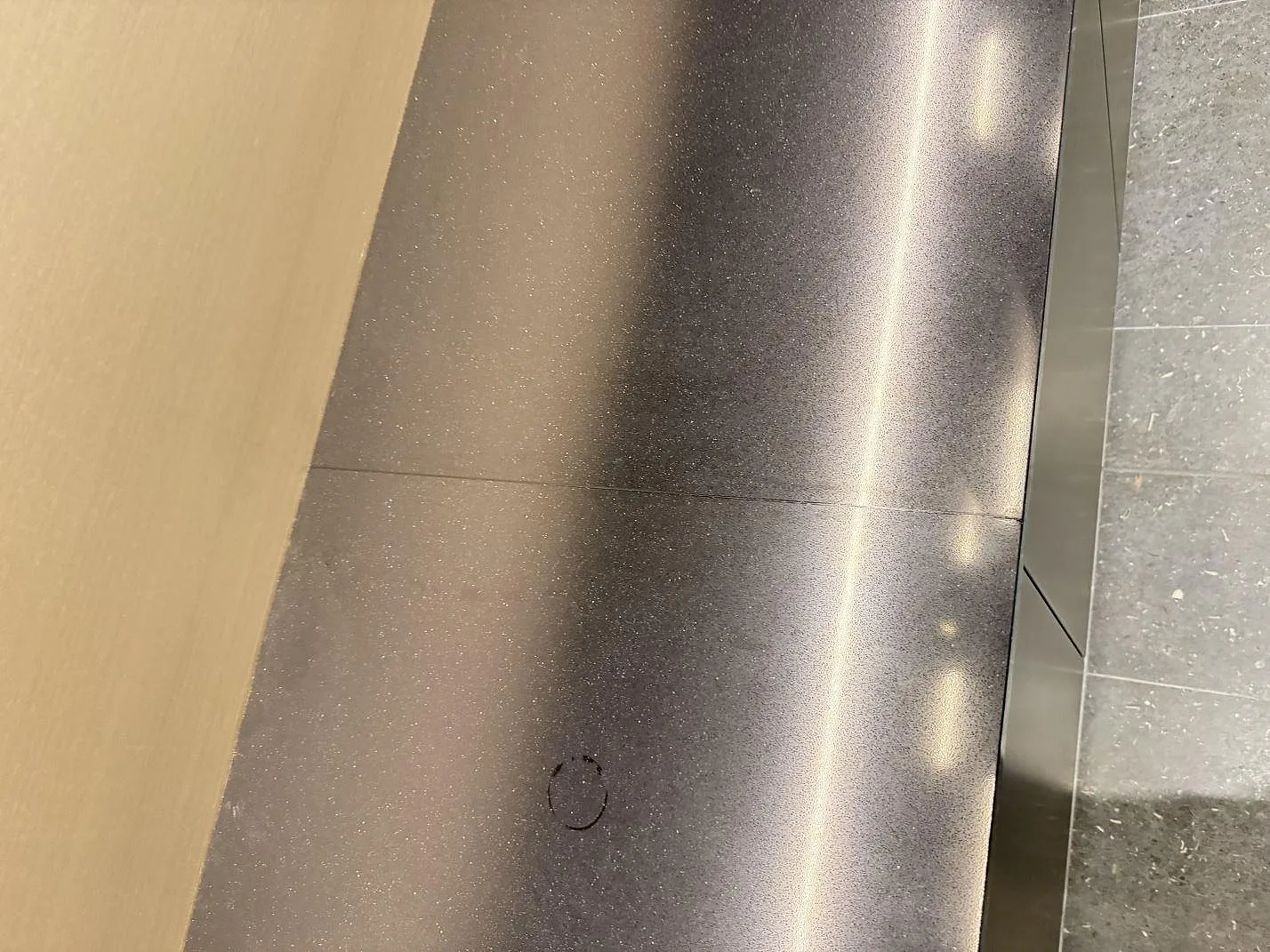 Topvy av polerad Silestone Night Tebas bänkskiva med mörk finprickig komposityta i Mölndal.
