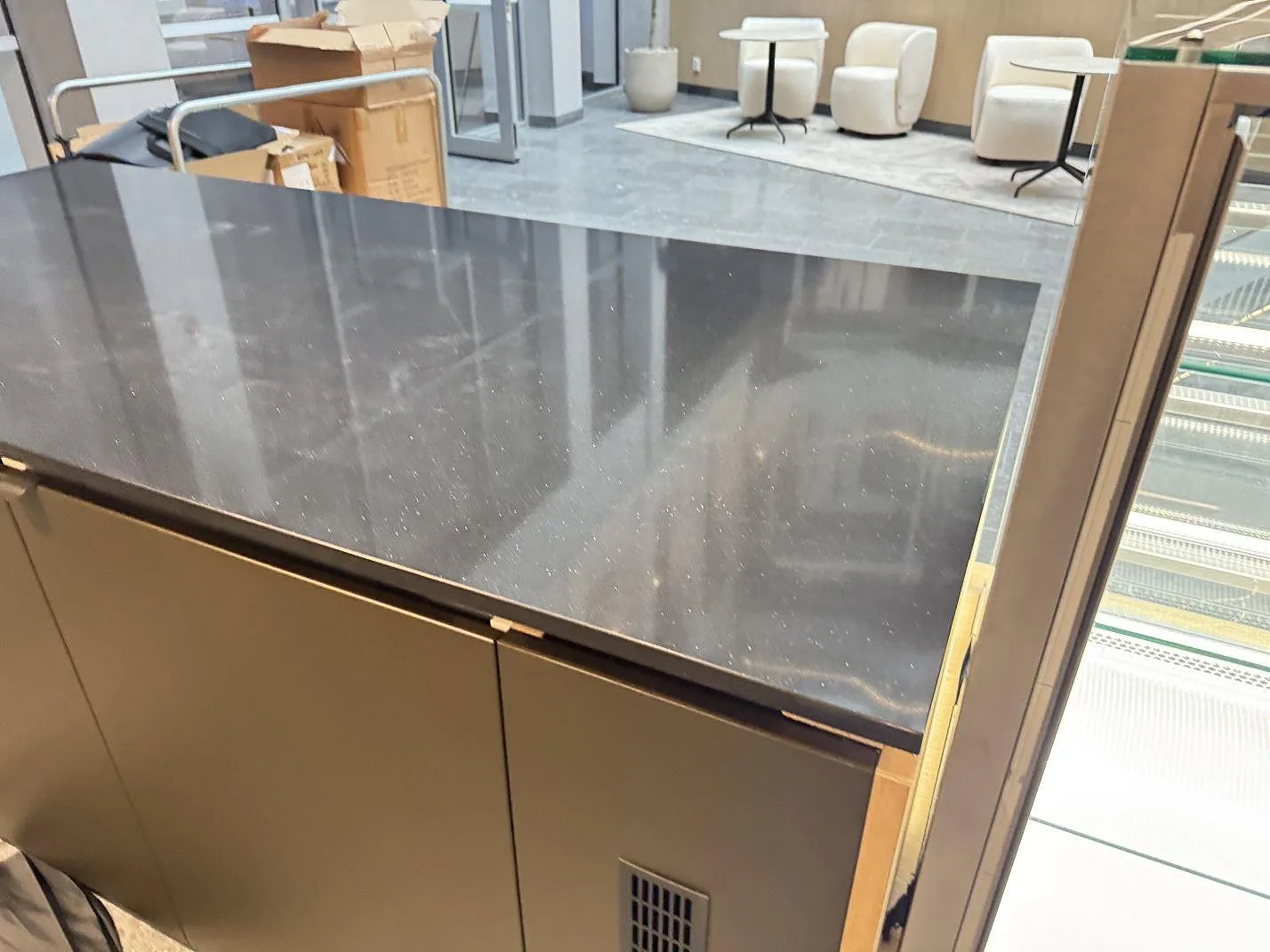 Separat bänkyta i mörk polerad Silestone Night Tebas med blank reflektion och finprickig komposit i Mölndal.