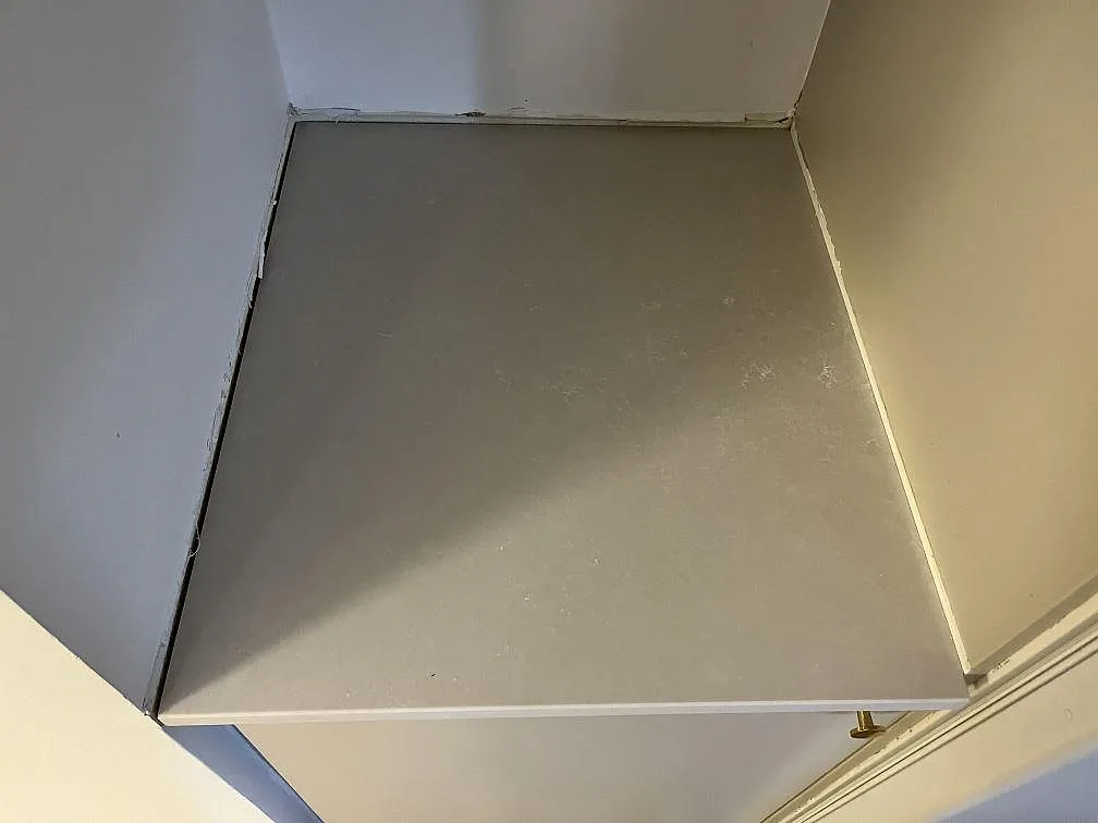 Silestone Nolita stenskiva i ljust komposit monterad mot vägg i en köksvrå i Malmö.